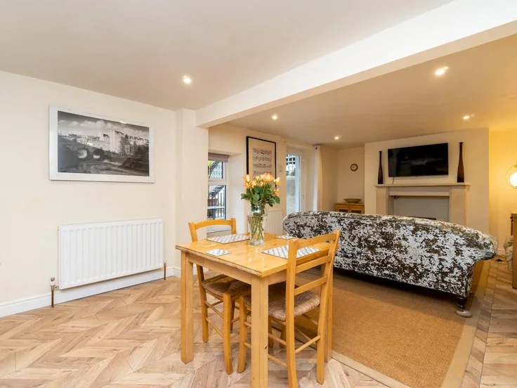 Flat Newbridge Hill in Bath
