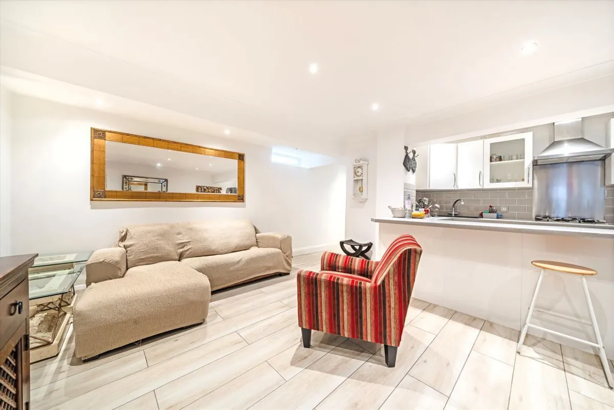 Flat Matheson Road in Greater London