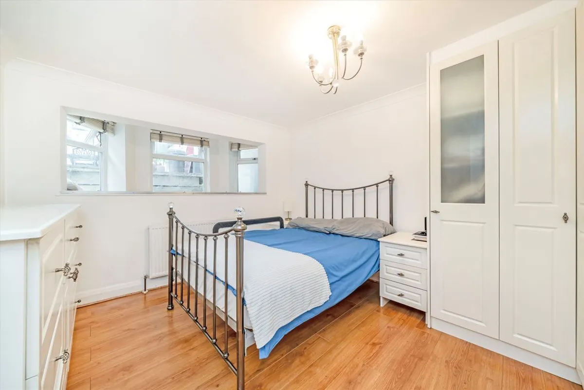 Flat Matheson Road in Greater London