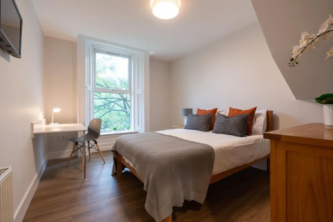 Flat Jesmond Road in Newcastle upon Tyne