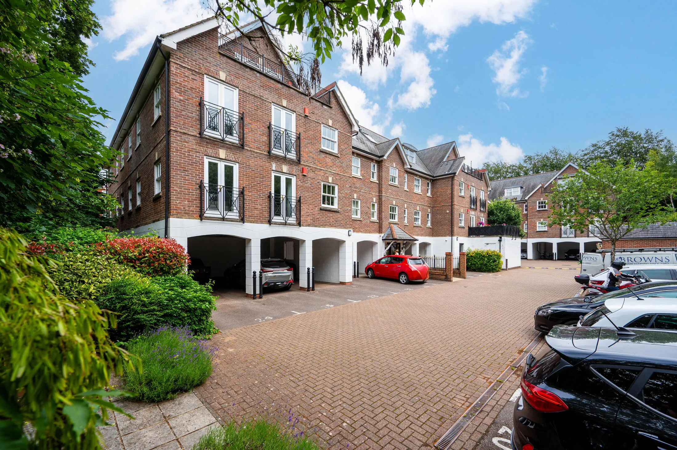 Flat Sells Close in Guildford