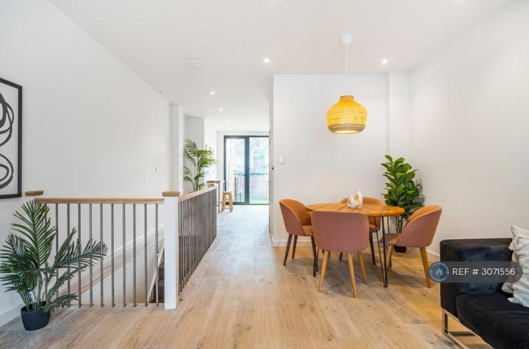 Flat Devonshire Road in Greater London