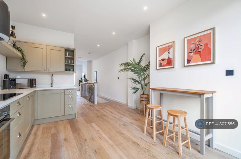 Flat Devonshire Road in Greater London
