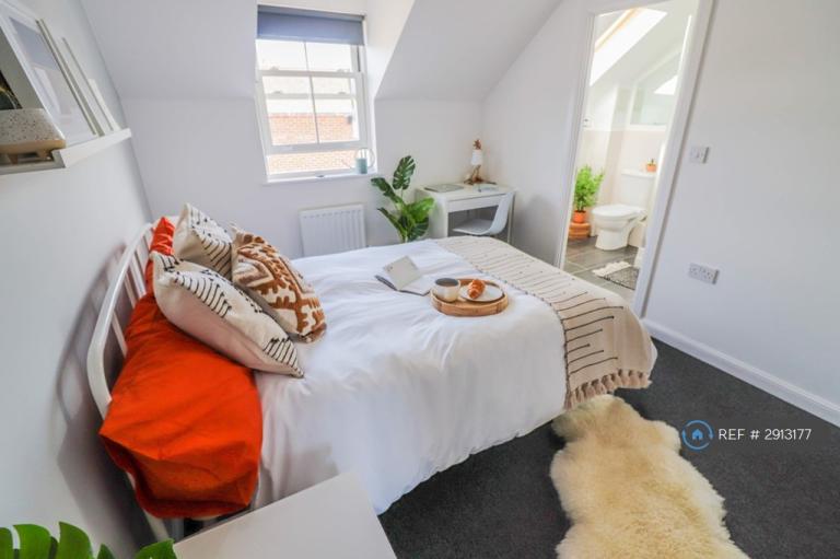 Room Garland Road in Colchester
