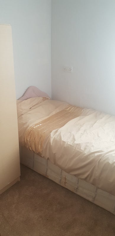 Room Vale Road in Greater London