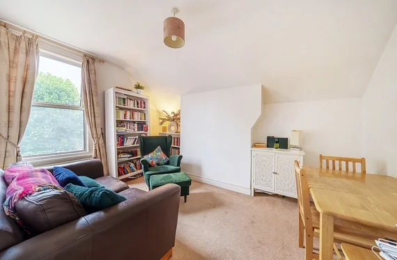 Flat Ferme Park Road in Greater London