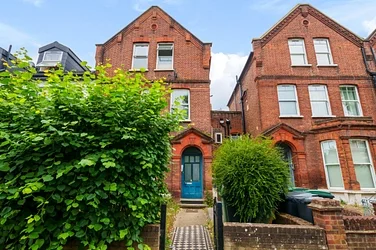Flat Ferme Park Road in Greater London