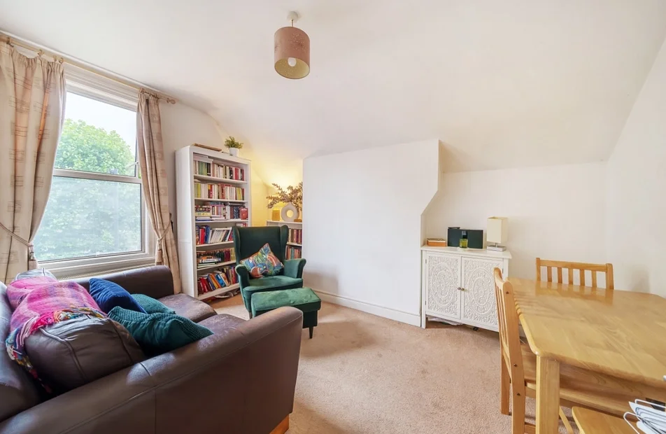 Flat Ferme Park Road in Greater London