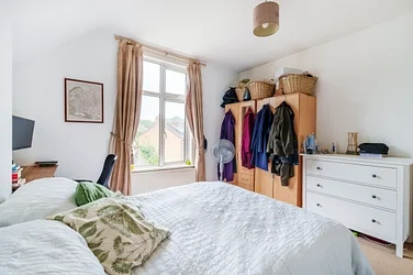 Flat Ferme Park Road in Greater London