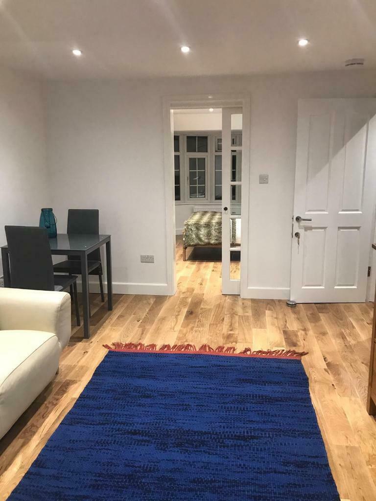 Flat Rossall Crescent in Greater London