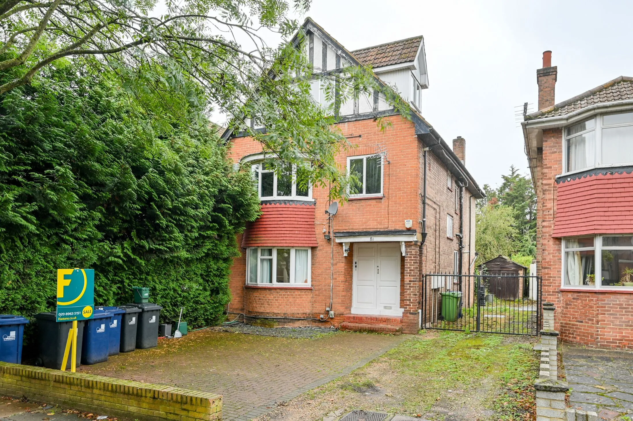 Flat Perryn Road in Greater London