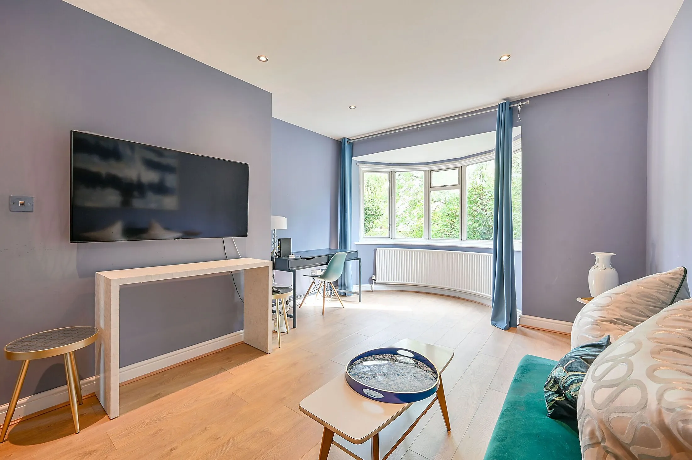 Flat Perryn Road in Greater London