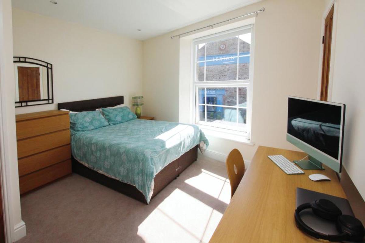 Flat Fishponds Road in Bristol