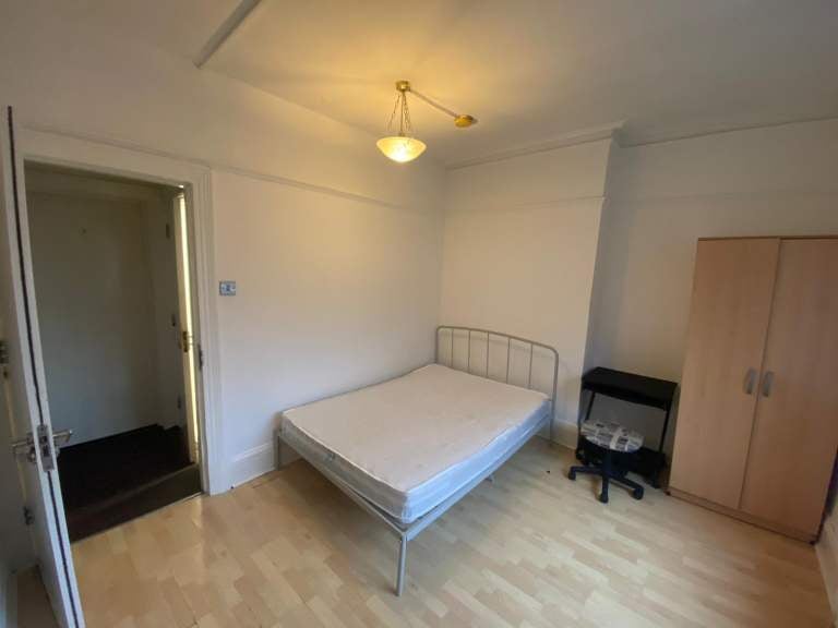 Room Kenton Road in Greater London