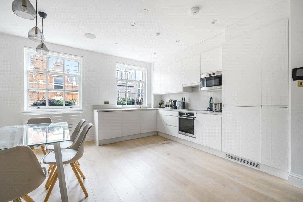 Flat Windmill Street in Greater London