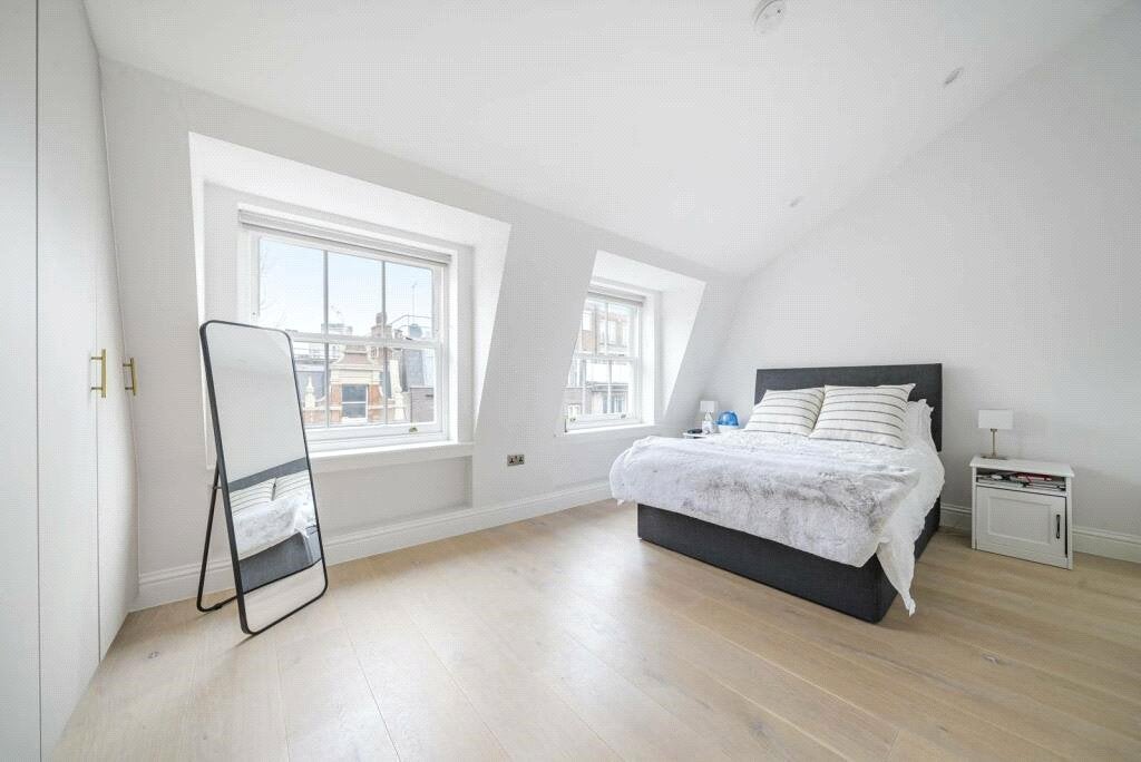 Flat Windmill Street in Greater London