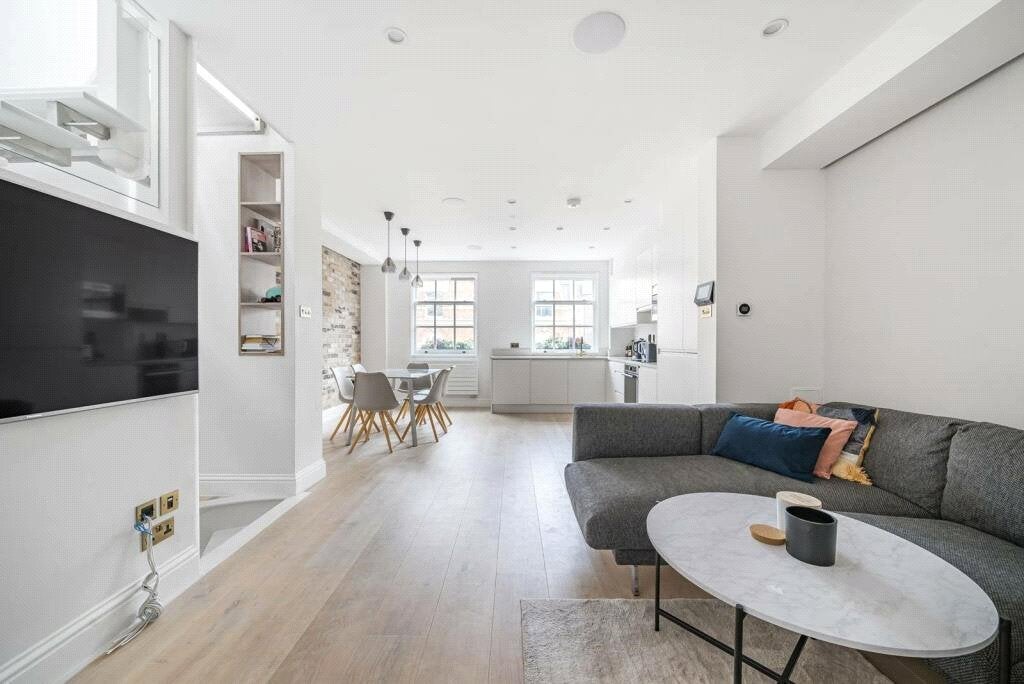 Flat Windmill Street in Greater London