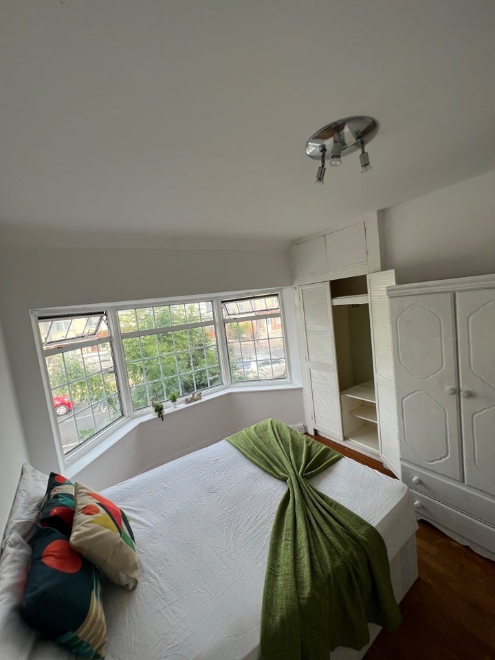 Room Manor Farm Road in Greater London
