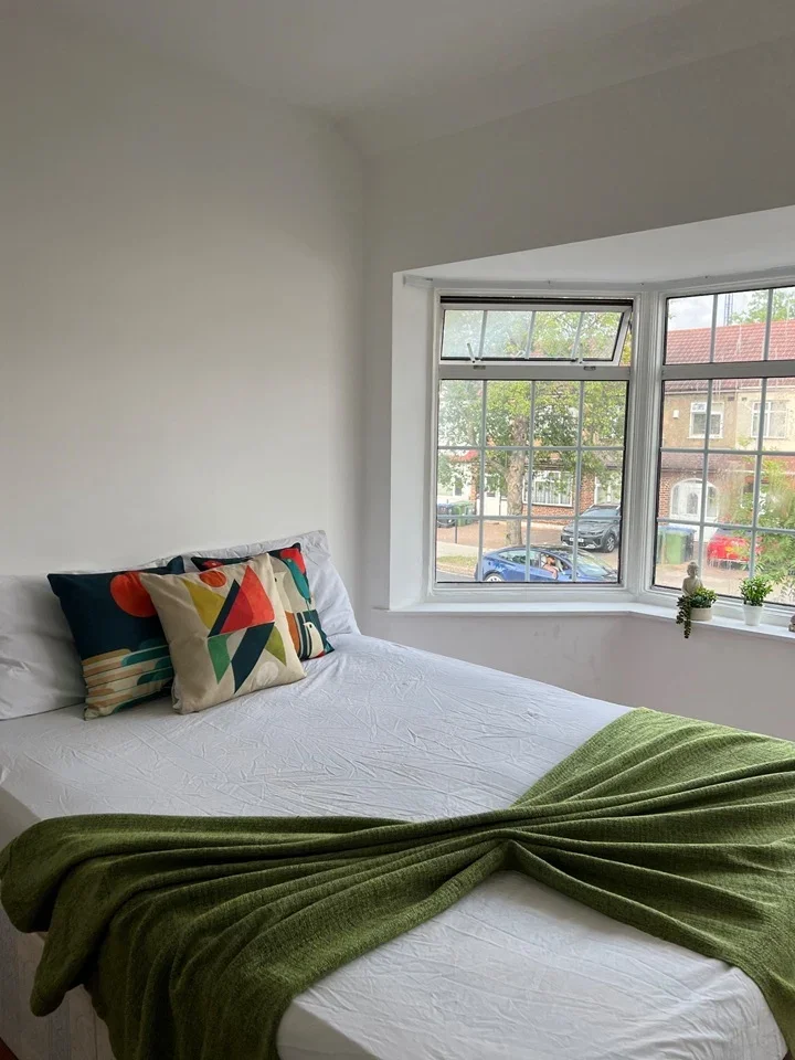 Room Manor Farm Road in Greater London