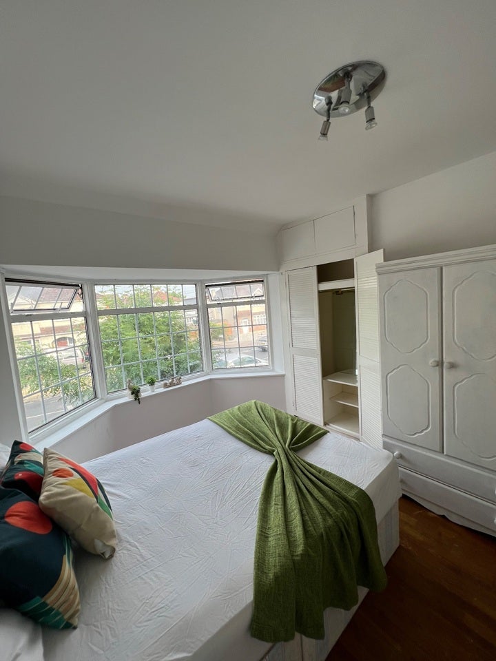 Room Manor Farm Road in Greater London