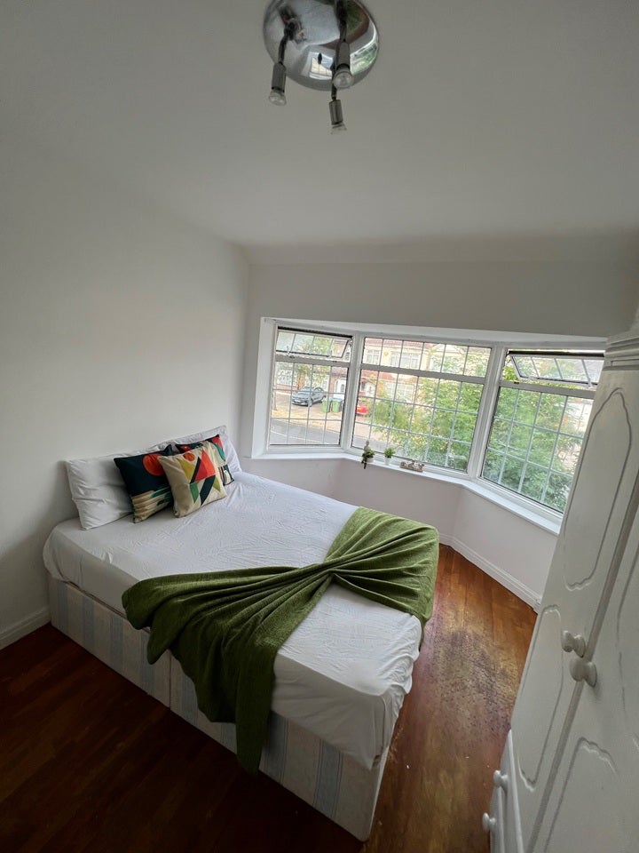 Room Manor Farm Road in Greater London