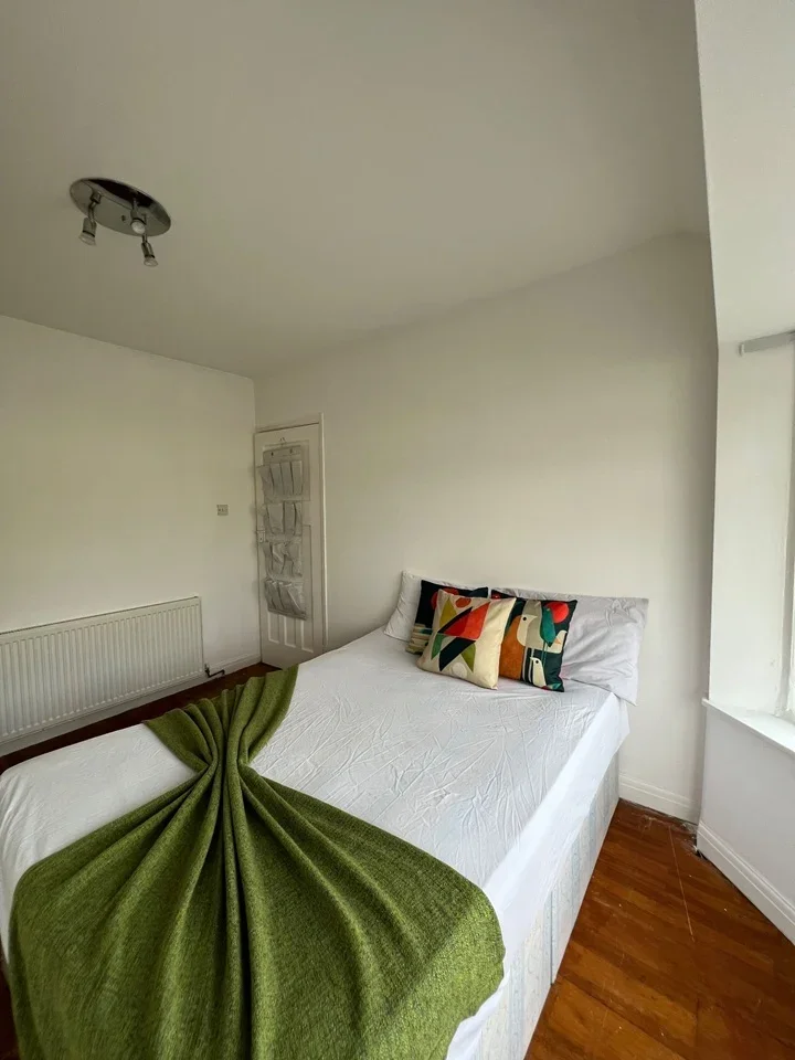 Room Manor Farm Road in Greater London