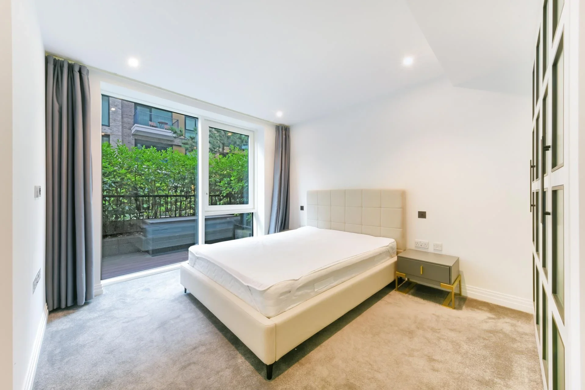 Flat Thurstan Street in Greater London