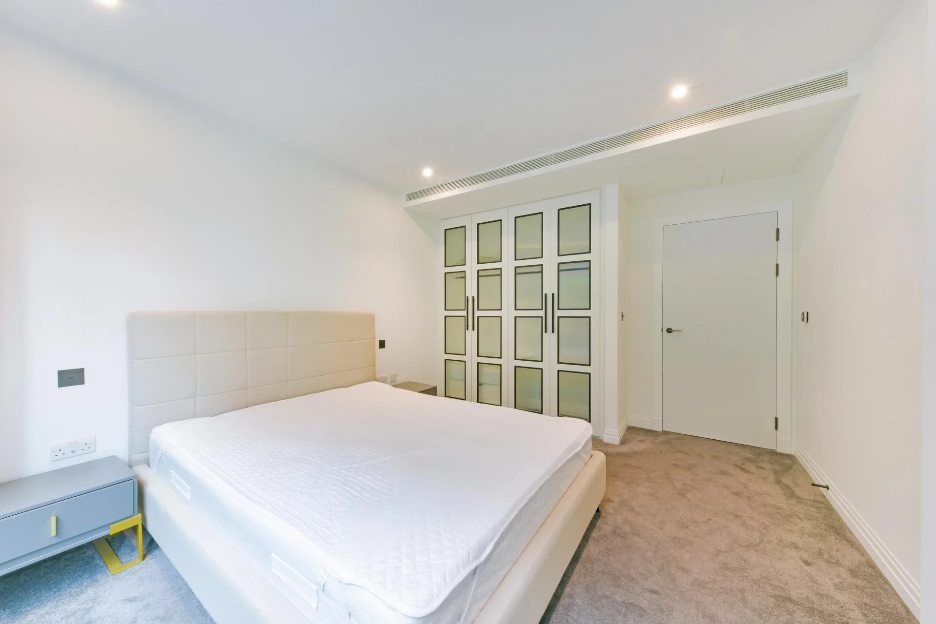 Flat Thurstan Street in Greater London