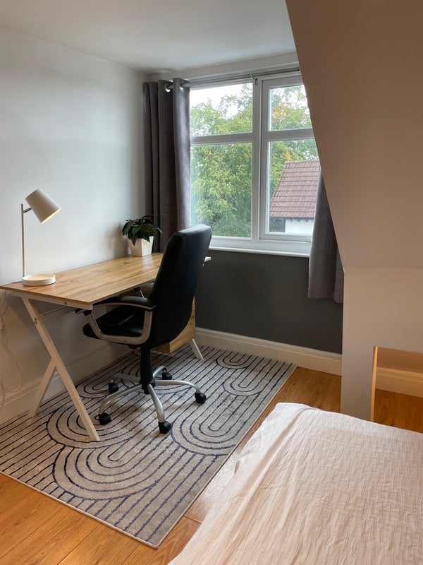 Room Herondale Road in Liverpool