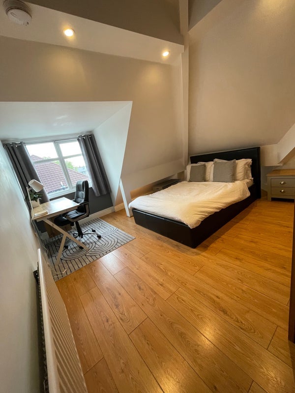 Room Herondale Road in Liverpool
