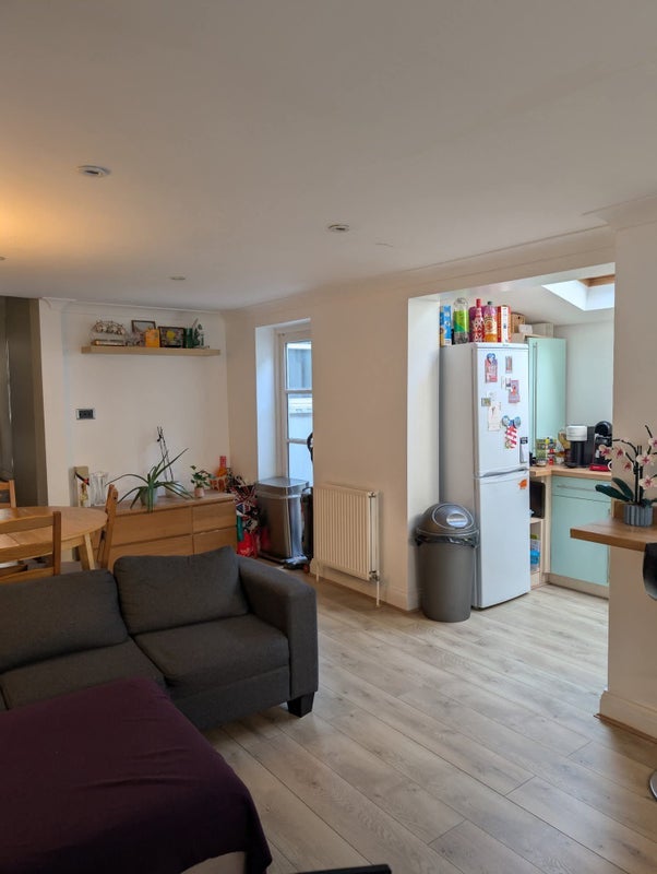 Room Earlsfield Road in Greater London