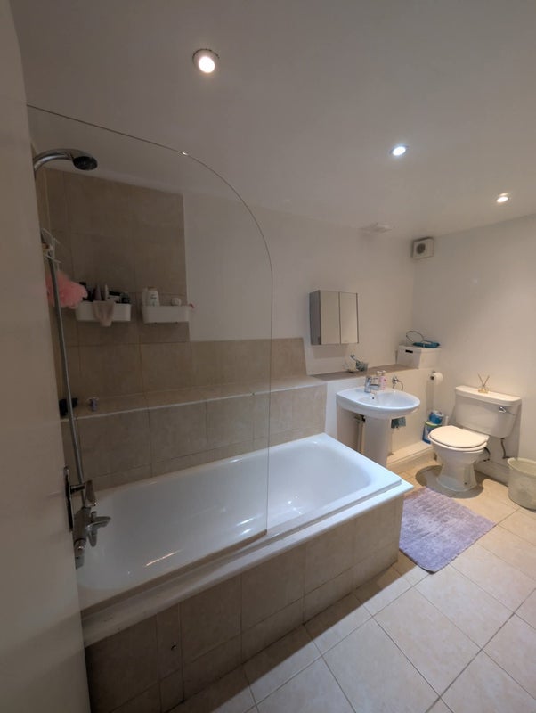 Room Earlsfield Road in Greater London