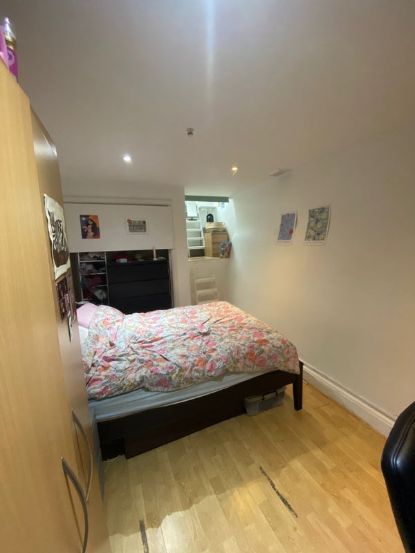 Room Earlsfield Road in Greater London