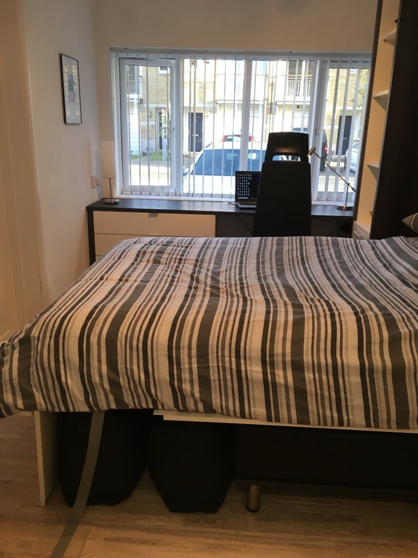 Room Bering Square in Greater London