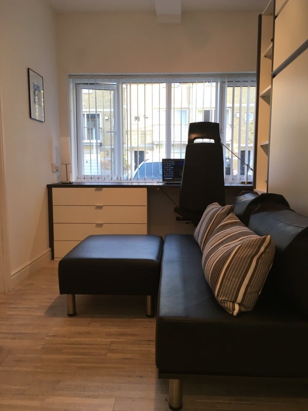 Room Bering Square in Greater London