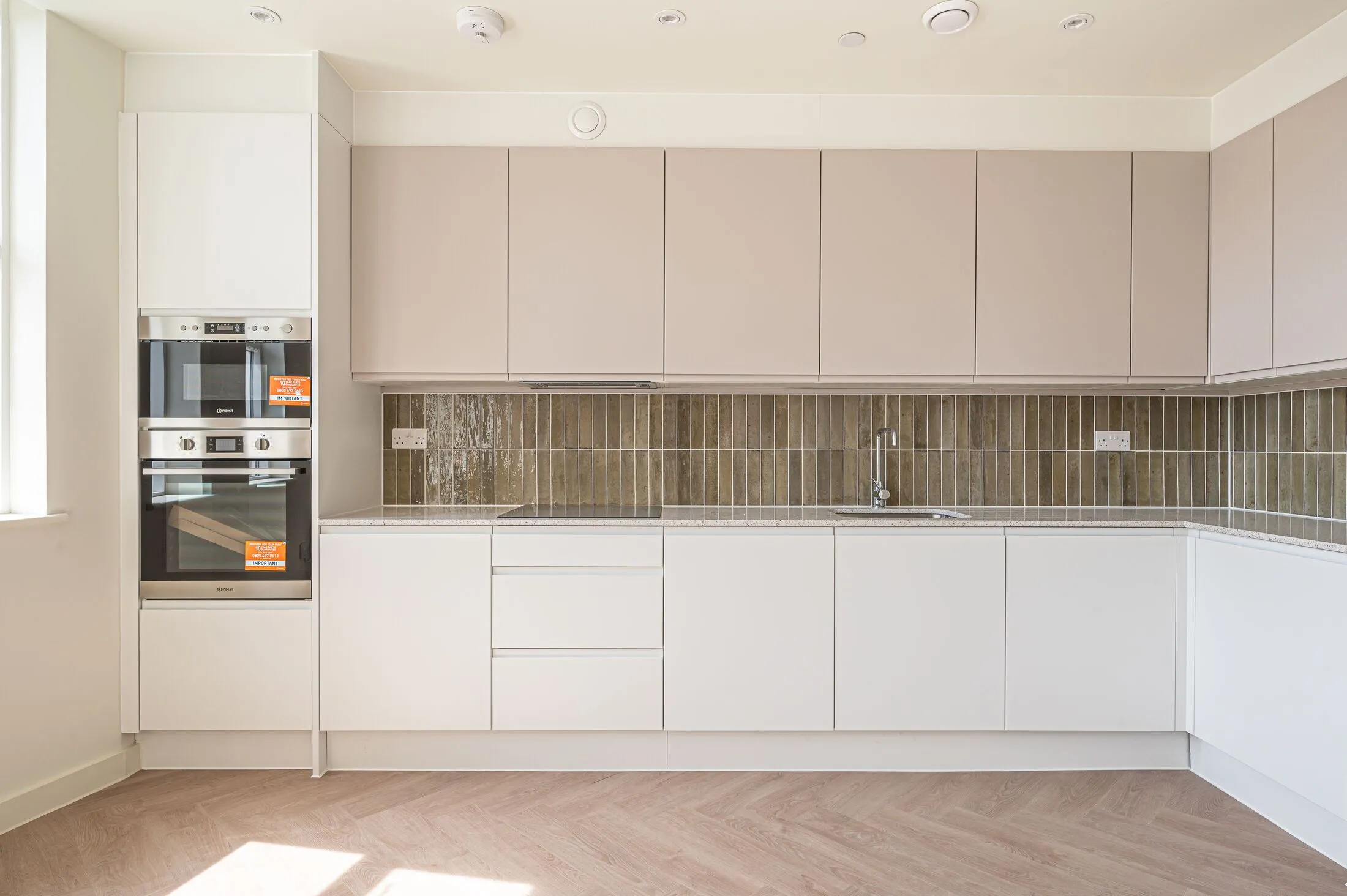 Flat Ballards Lane in Greater London