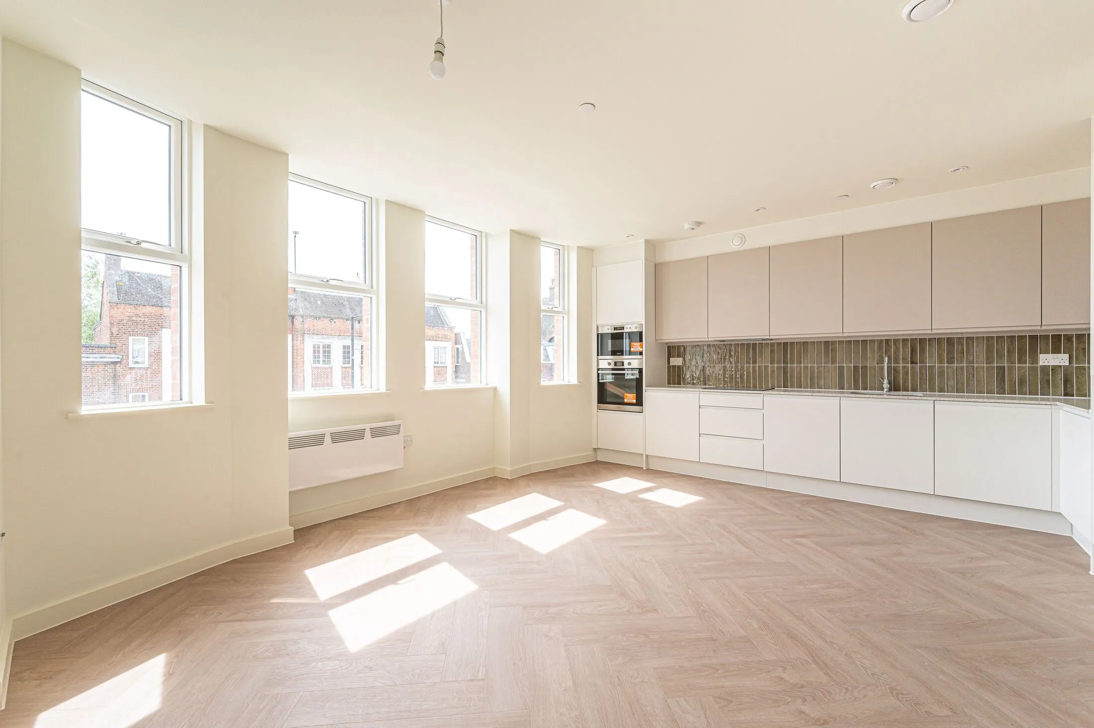 Flat Ballards Lane in Greater London
