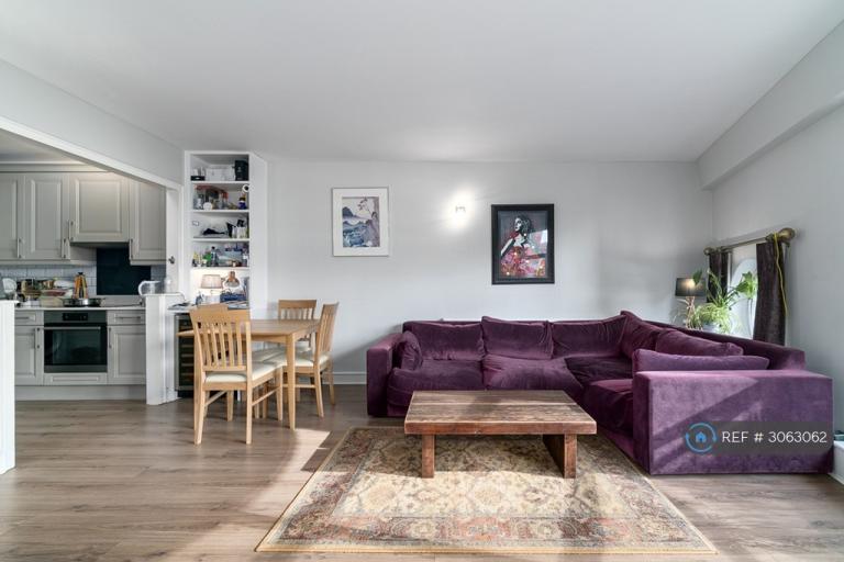 Flat Westferry Road in Greater London