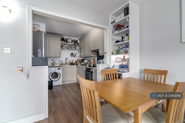 Flat Westferry Road in Greater London