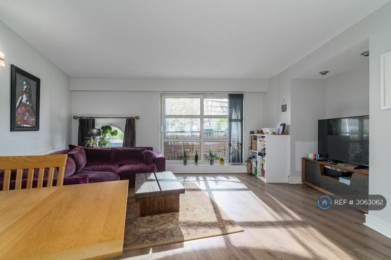 Flat Westferry Road in Greater London