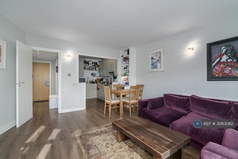 Flat Westferry Road in Greater London