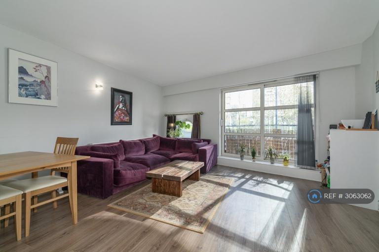 Flat Westferry Road in Greater London