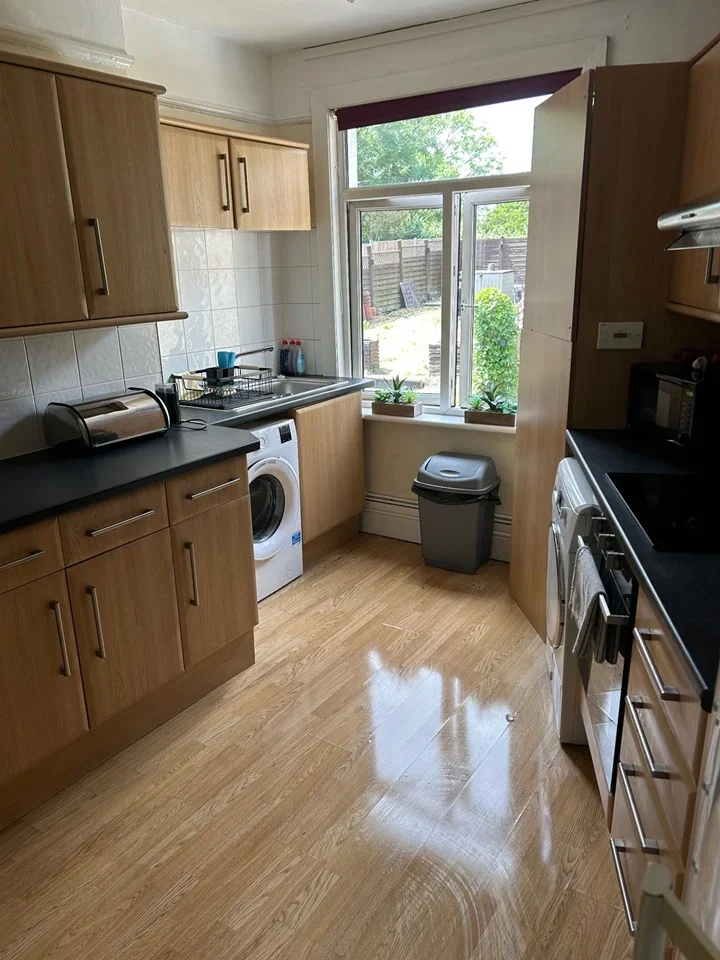 Room Eastcombe Avenue in Greater London
