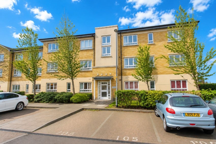Flat Ashford Road in Greater London