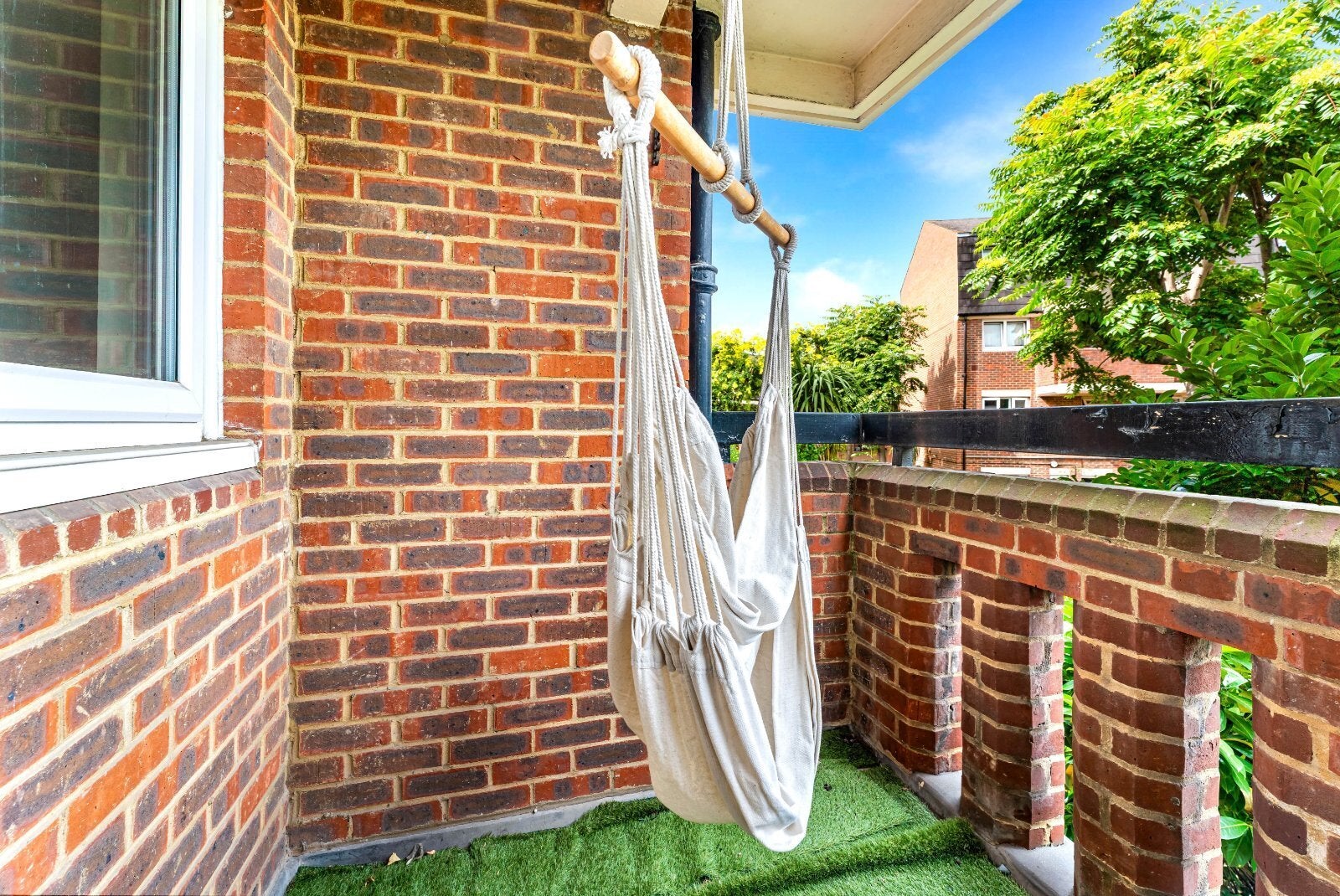 Flat Wynford Road in Greater London
