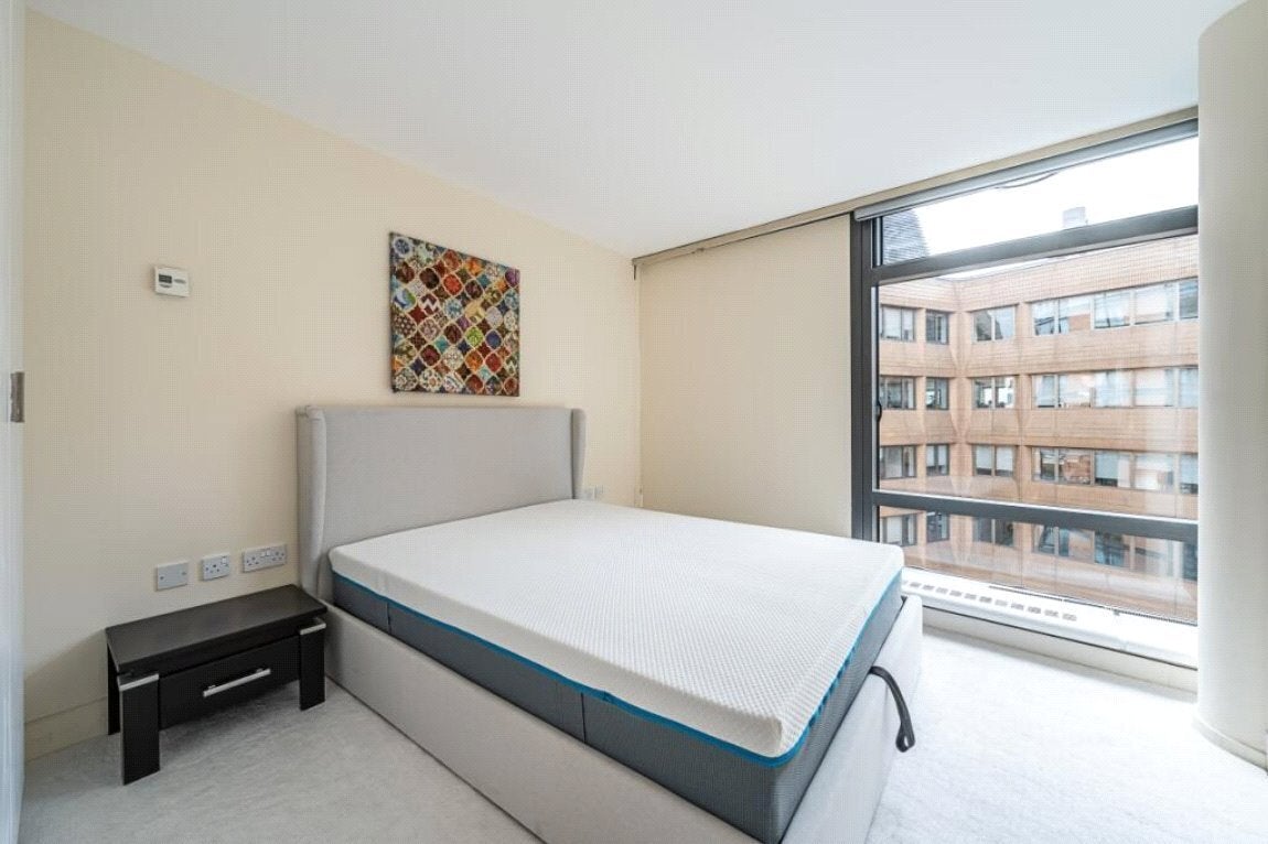 Flat Albert Embankment in Greater London