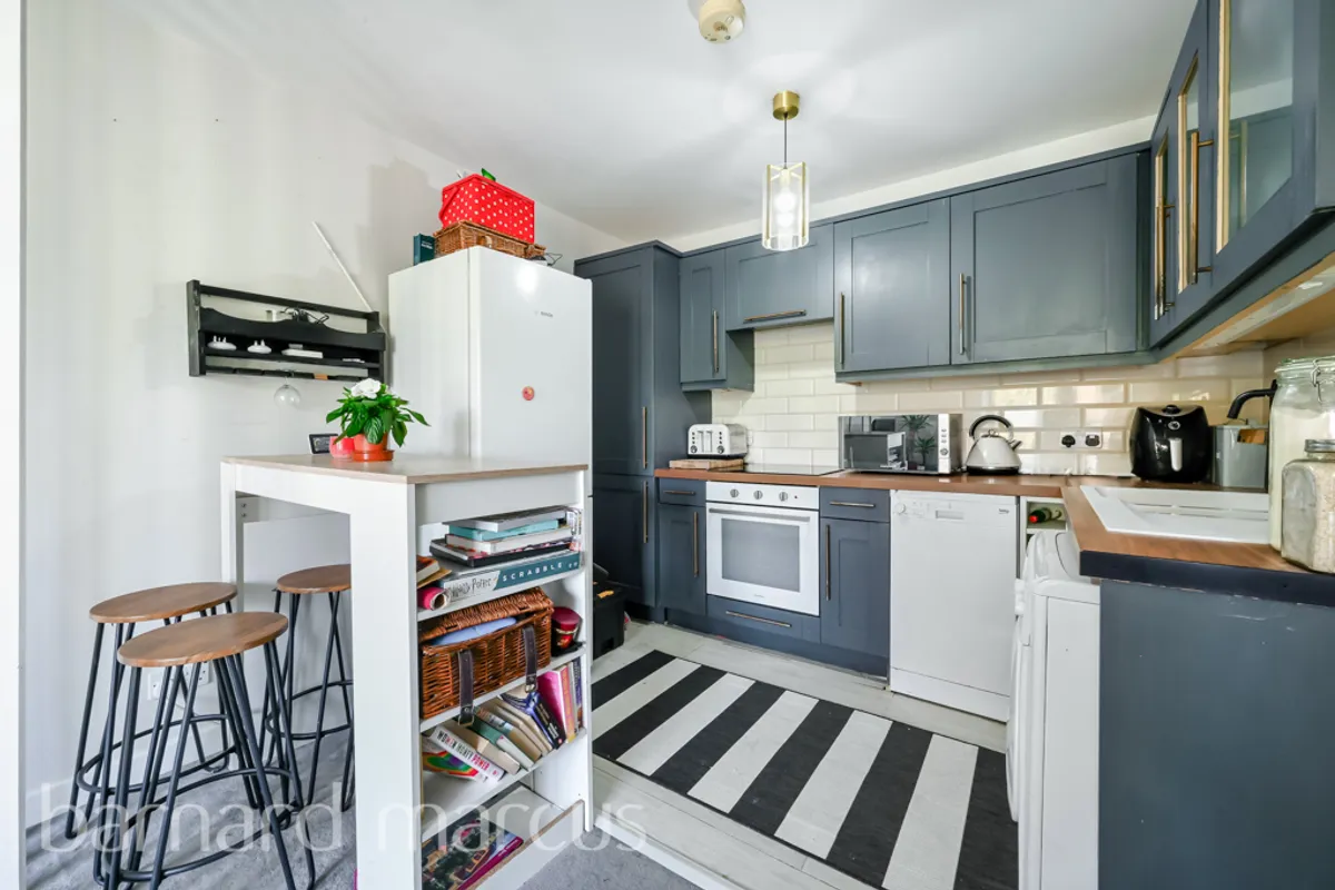 Flat Roseneath Road in Greater London
