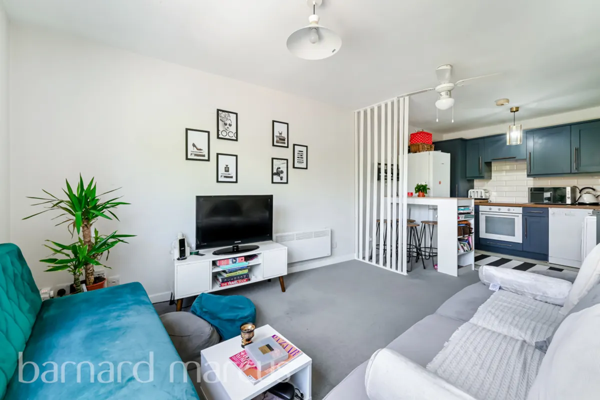 Flat Roseneath Road in Greater London