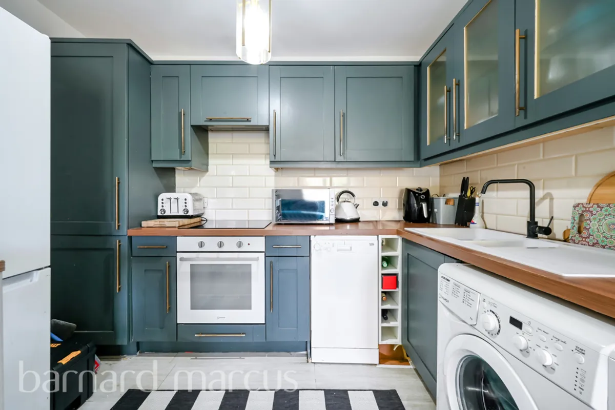 Flat Roseneath Road in Greater London
