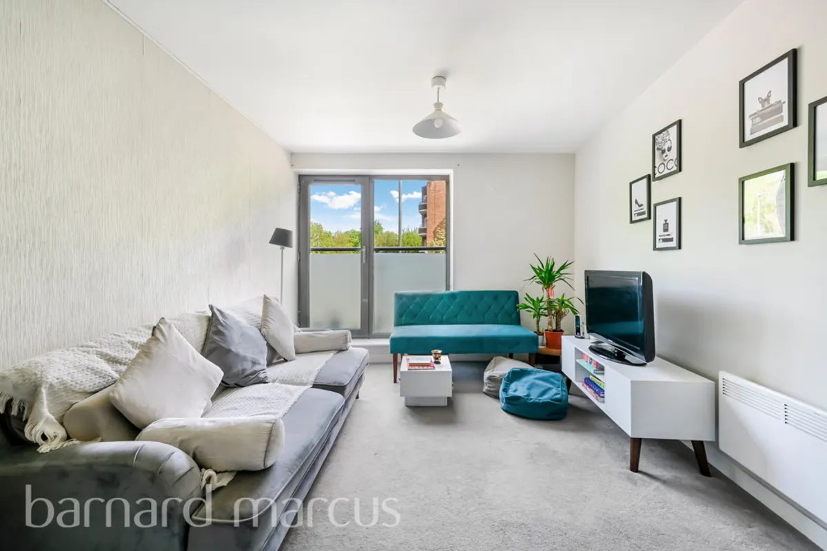Flat Roseneath Road in Greater London